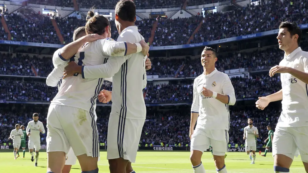Varios jugadores del Real Madrid celebran uno de los tantos de Bale.