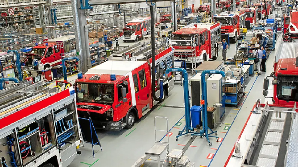 Una fábrica alemana de camiones de bomberos, con luces azules