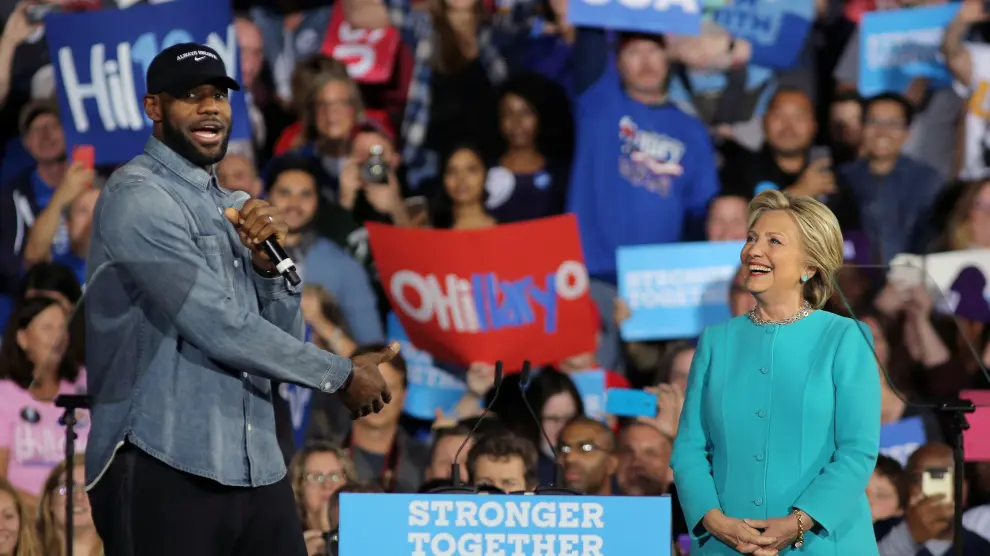 LeBron James y Hillary Clinton durante la campaña.