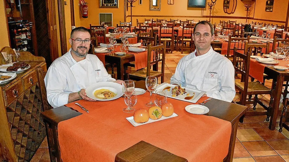 Óscar Abad y Diego Luna, cocineros de La Cantera, con los platos preparados para este reportaje.