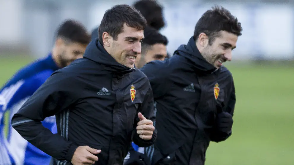 Alberto Zapater y Cani, sonrientes, en el entrenamiento del Real Zaragoza al regreso de Mallorca, en la tarde del domingo.