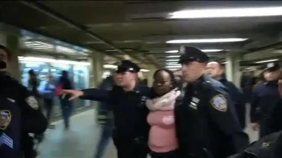 Muere tras ser empujada a las vías del metro de Nueva York