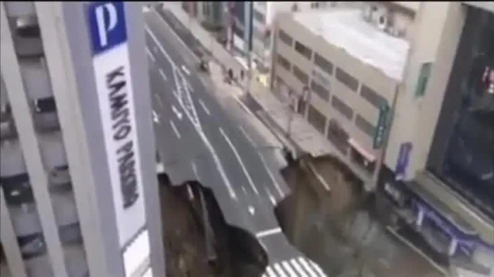 Un socavón se traga un cruce de cuatro carriles en Japón