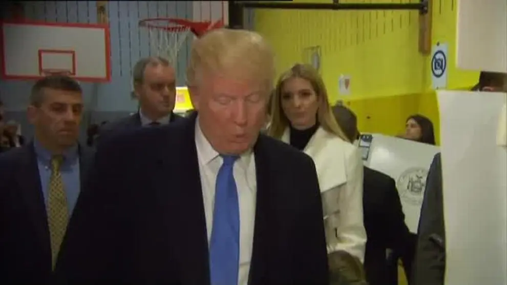Donald Trump abucheado tras ir a votar en Manhattan
