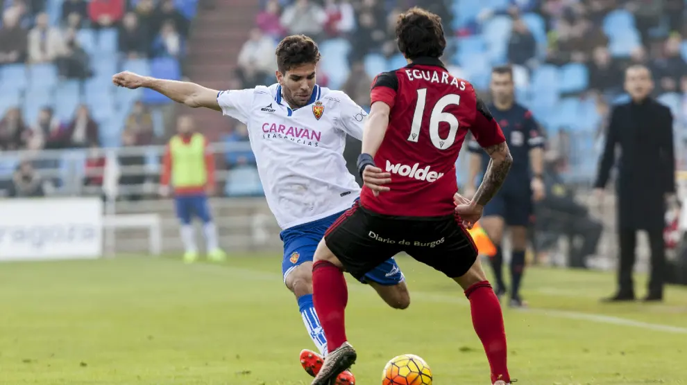 Leandro Cabrera pugna con Eguaras en el Real Zaragoza-Mirandés de la pasada liga, jugado en enero y ganado 1-2 por los burgaleses. A la derecha, difuminado, Carlos Terrazas, el entrenador rojinegro.