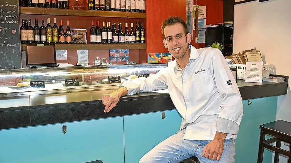 Adrián Sales, en la barra del gastrobar Morris, de Zaragoza.