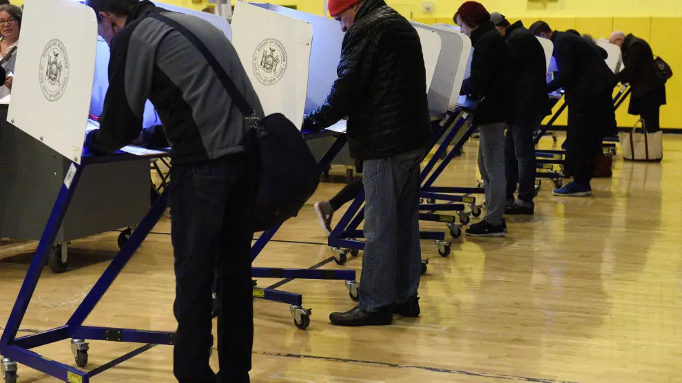Varias personas, en un colegio electoral en Nueva York.