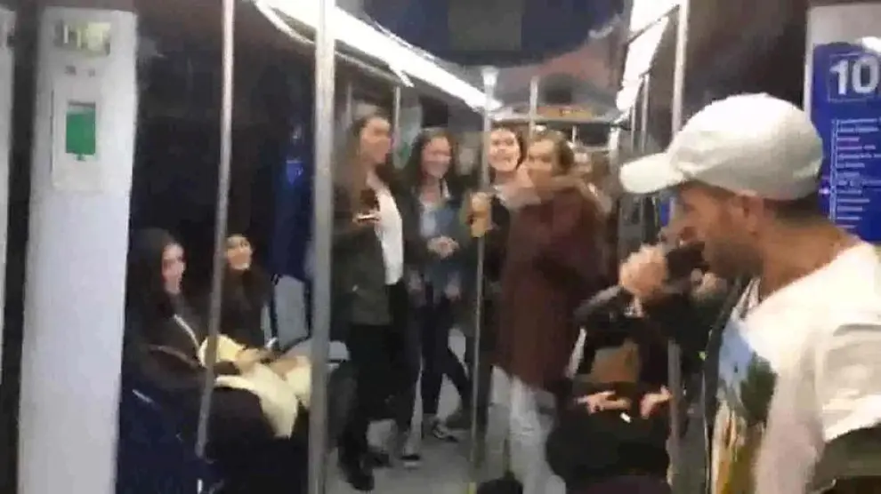 El "bueno rollo" de unos cantantes espontáneos del metro de Madrid