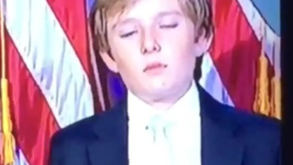 El hijo de Trump se duerme durante el discurso de su padre.