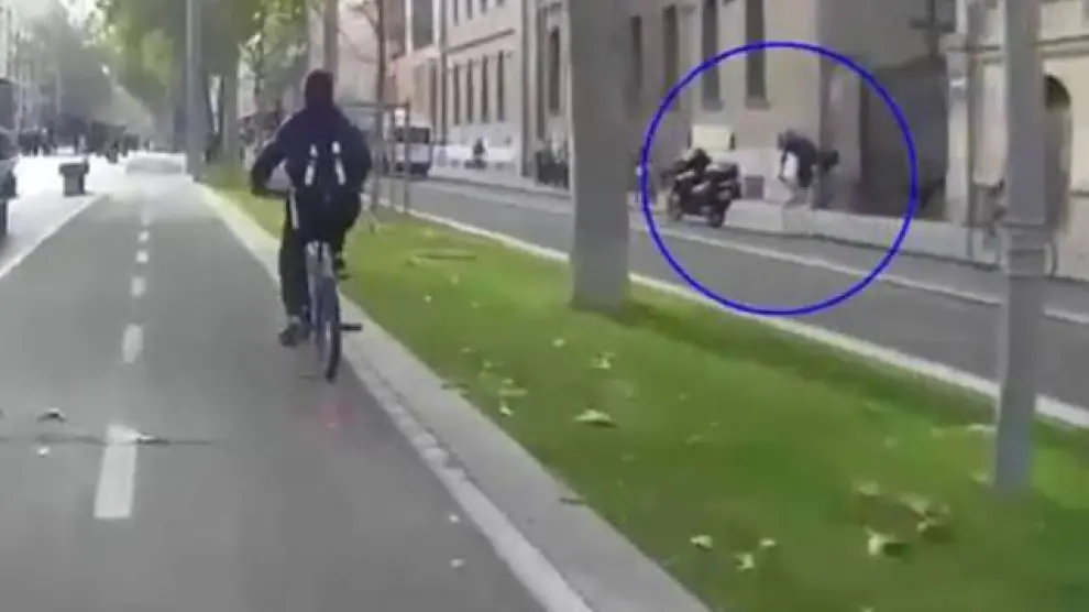 Captura de una grabación por parte de un ciclista de Zaragoza, en la que denuncia una infracción