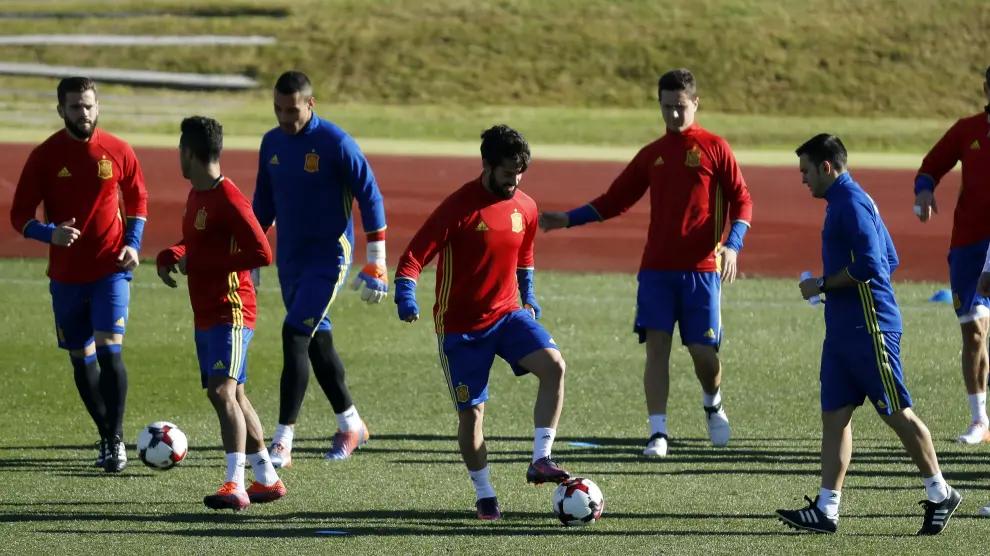 La selección española durante el entrenamiento para el próximo partido ante el Macedonia el sábado en Granada.