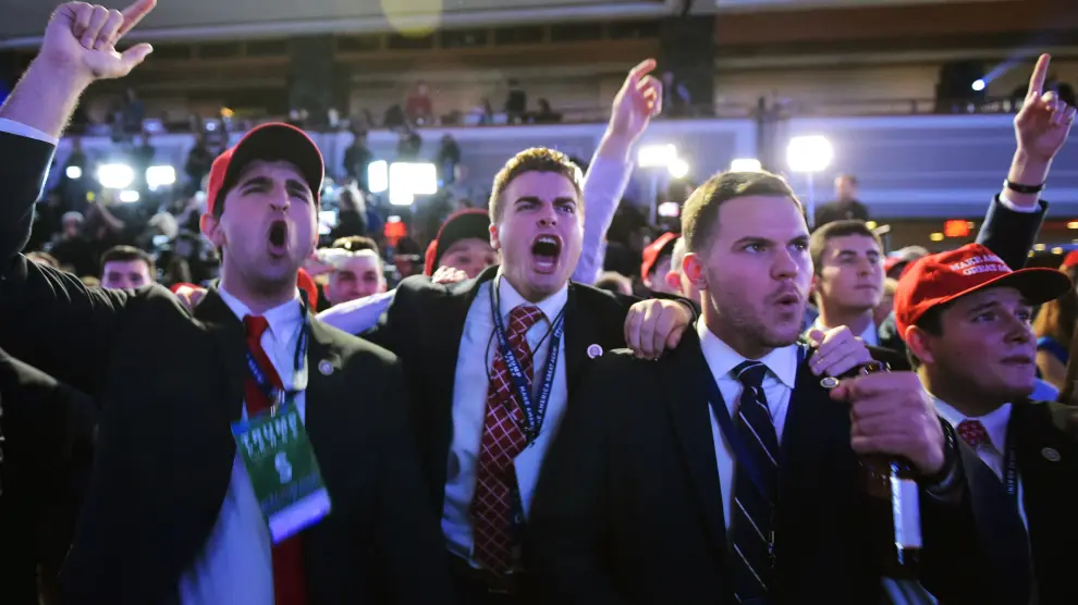 Seguidores de Trump, celebrando la victoria.