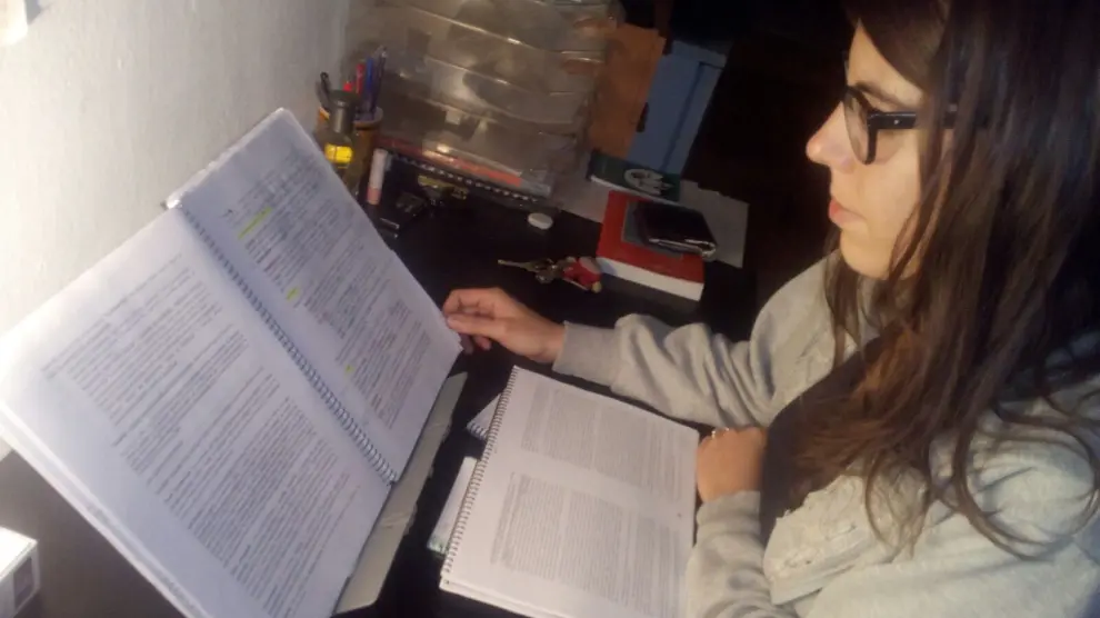 Aragoneses 'sí-sí': estudian y trabajan. Marta Bernad, estudiando en su casa.