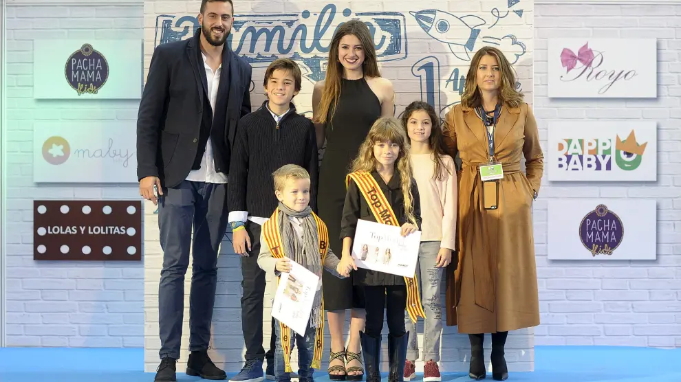Delante, Diego Manogue y Paula Royo, ganadores de Top Model Baby Aragón 2016. Detrás, Eduardo Laborda, Pablo Royo, Rebeca Buil, Daniela Ascaso y Mónica Muñoz.