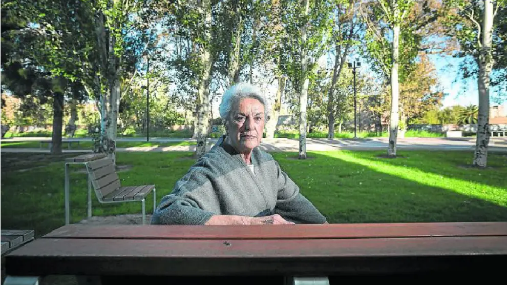 Pilar Muro, sentada en el banco que homenajea a su marido frente al Canal Imperial, donde fue secuestrado.