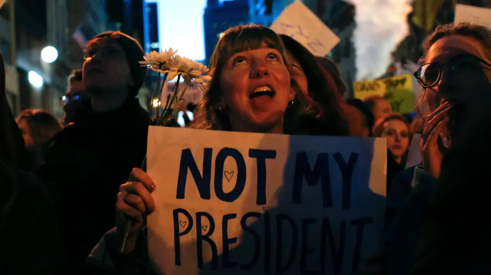 Una mujer protesta contra Trump en una foto de archivo.