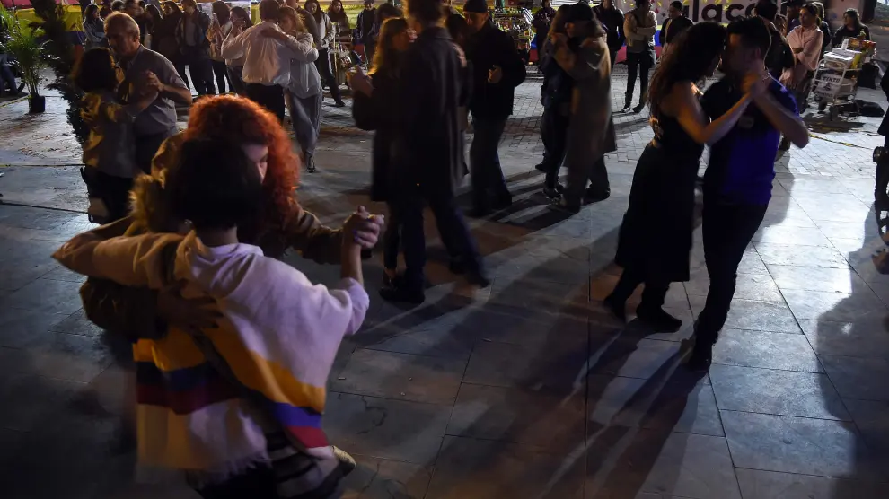 Un grupo de colombianos baila en la calle para celebrar  el nuevo acuerdo de paz alcanzado.