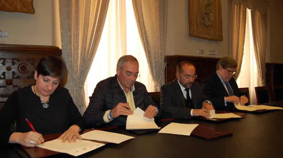 Ana Romero, Evelio Angulo, Luis Rey y Santiago Aparicio, de izquierda a derecha, durante la firma de constitución del Consejo.