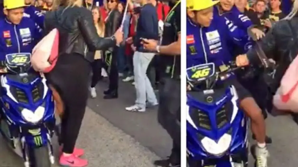 Valentino Rossi empuja a una fan con la moto en Cheste