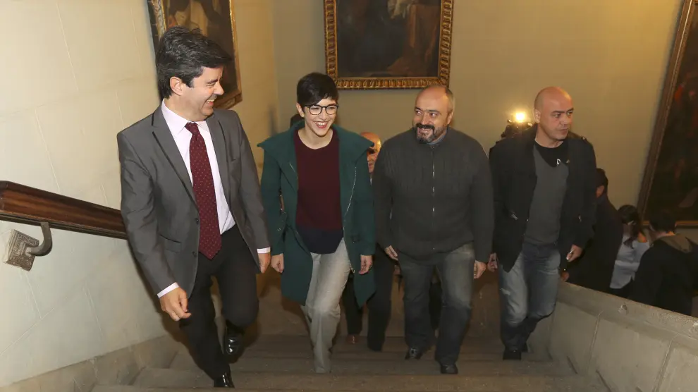 Violeta Barba sube las escaleras del Ayuntamiento de Huesca junto al alcalde, el socialista Luis Felipe (a la izquierda), y los concejales Íñigo Aramendi (Cambiar) y Fernando justes (Aragón Sí Puede)