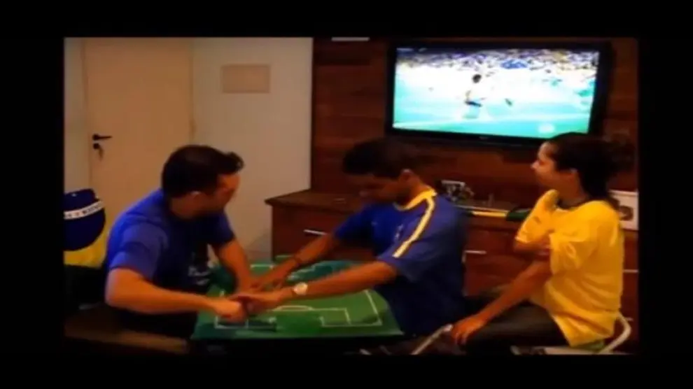Ayudan a su amigo ciego a "ver" un partido de fútbol