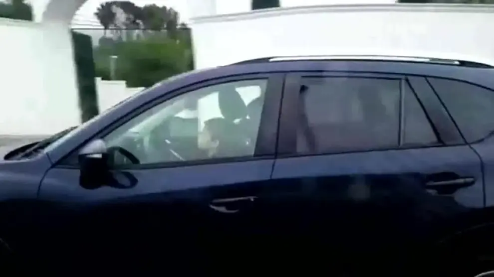 Un niño conduce a 100 km/h con su padre como copiloto