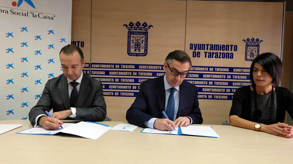 El alcalde de Tarazona y el director territorial de CaixaBank han firmado el acuerdo.