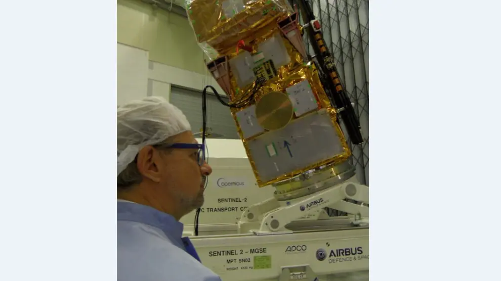 Josef Aschbacher, director de Programas de observación de la Tierra de la ESA, junto al Sentinel-2B.