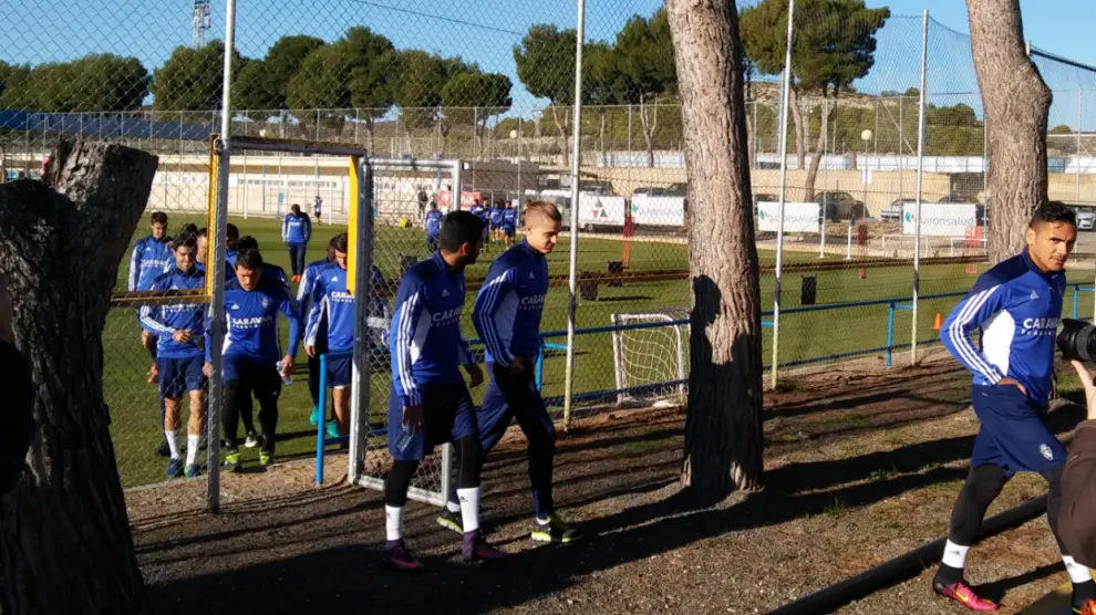 Los jugadores del Real Zaragoza acuden a la sesión de video de este miércoles. Zapater, en el centro de la imagen.