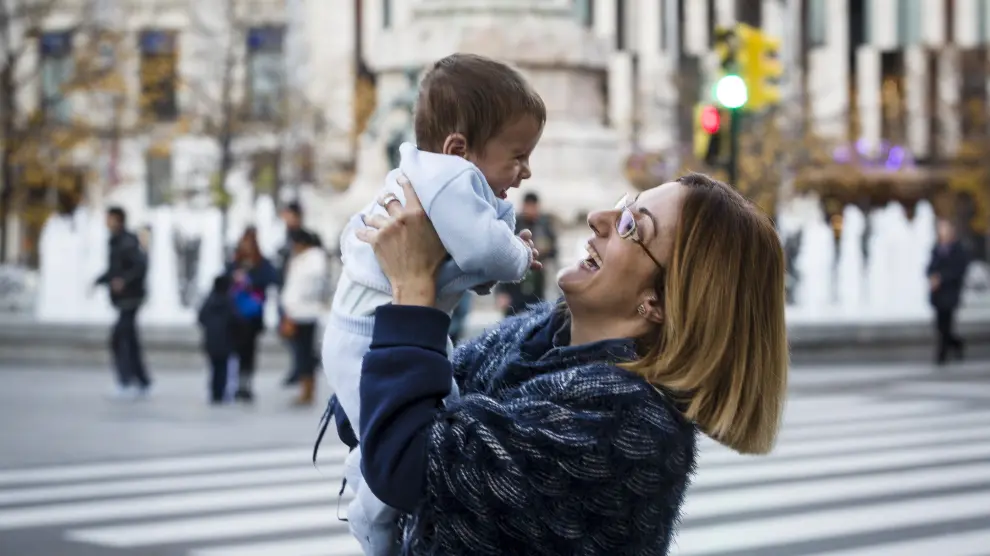 Susana Martínez y su hijo Lucas ríen en la plaza de España, en Zaragoza