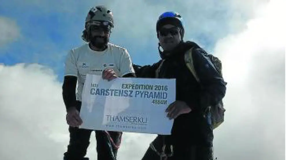 Carlos Pauner, en la cima de la Pirámide Carstensz.