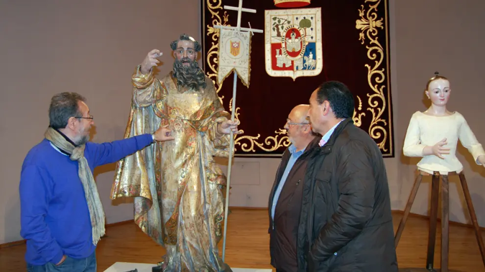 El delegado territorial de la Junta, Manuel López, y el diputado de Cultura de la Diputación, Amancio Martínez, han presentado este viernes las dos esculturas restauradas