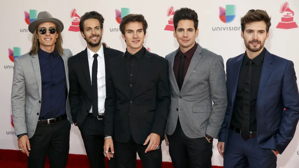 El grupo Dvicio en la alfombra roja de los Grammy Latino.