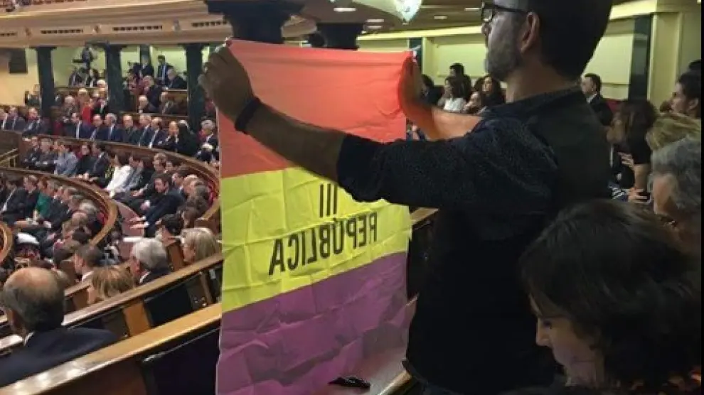 Iñaki Bernal luce una bandera republicana en la tribuna de las Cortes.