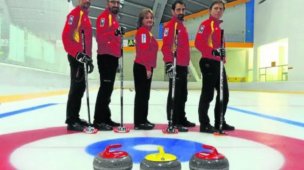 Parte del equipo de curling del CH Jaca, que sacó el billete al Europeo tras ser campeón de España.