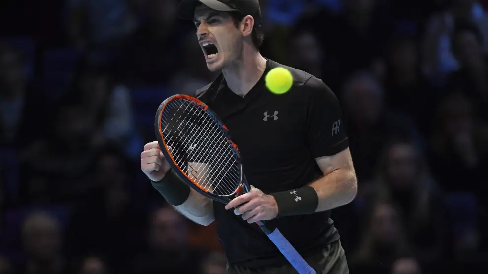 El británico Andy Murray cerró la temporada como número uno del mundo al ganar por primera vez el Masters derrotando en la final al serbio Novak Djokovic, por 6-3 y 6-4.