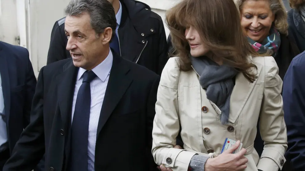 Sarkozy acude a votar en París.