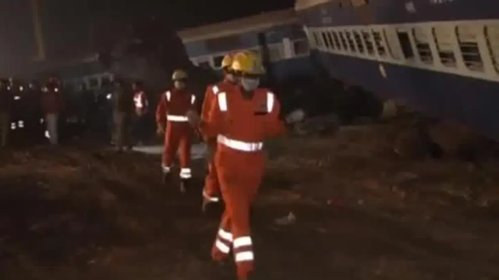 Continúan los trabajos de rescate en el tren descarrilado en La India