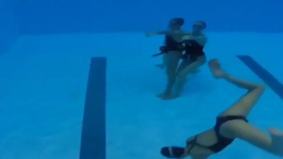 Un 'mannequin challenge' submarino con el equipo de natación sincronizada