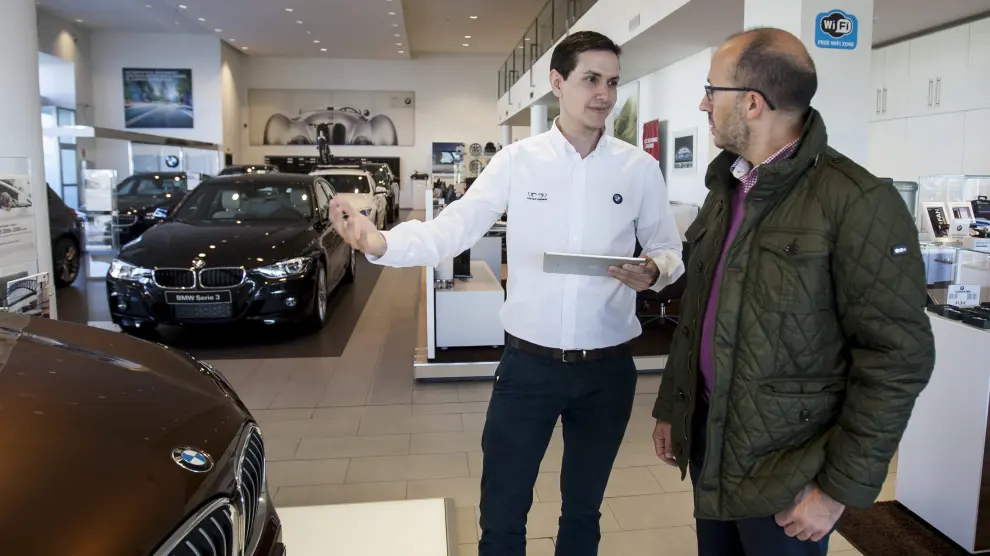PabloSanz, BMW Product Genius de Goya Automoción, asesora a un cliente.