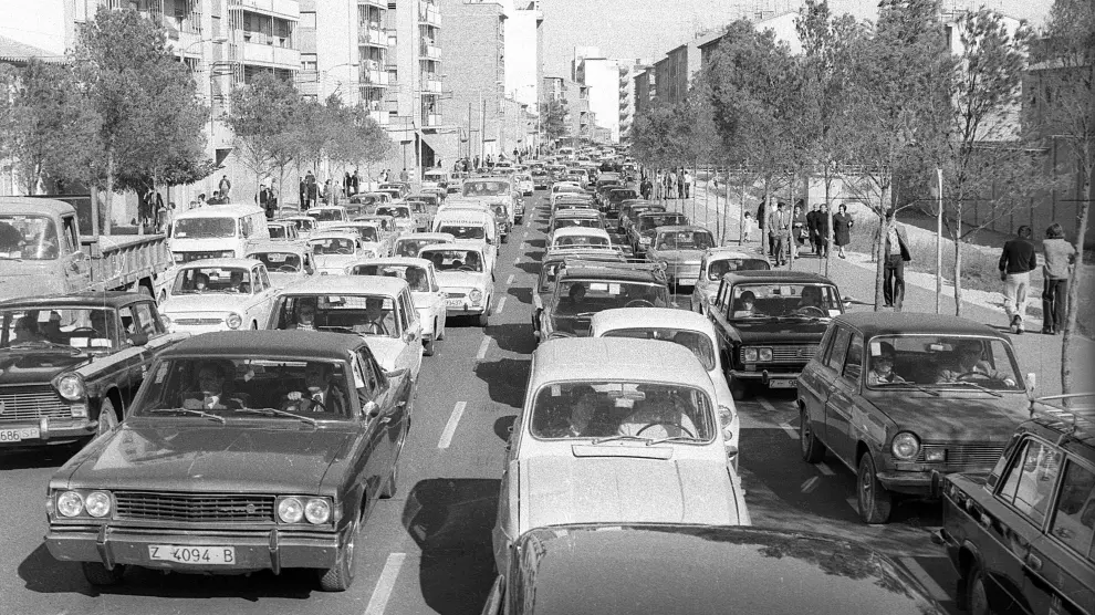 Tráfico intenso en Zaragoza a finales de los años setenta, en plena crisis del petróleo.