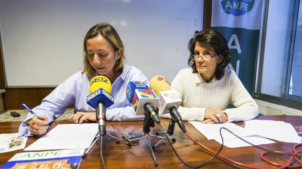 La Defensora del Profesor en Aragón, Teresa Hernández, y la presidenta de Anpe, Laura Alins.