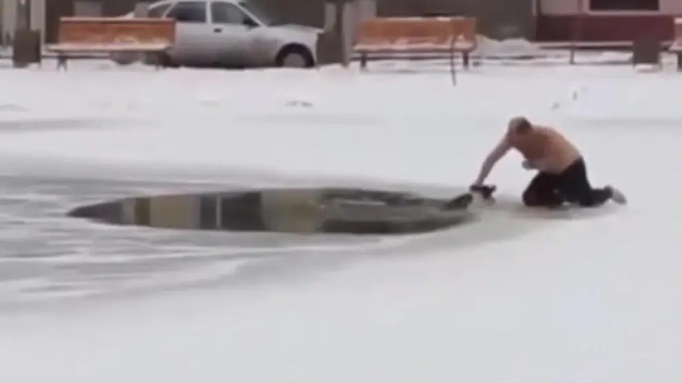 Salva a un perro de morir congelado en un lago helado en Rusia