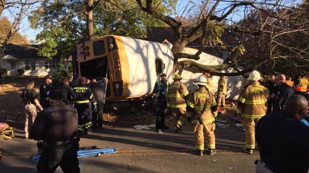 El autobús se empotró contra un árbol