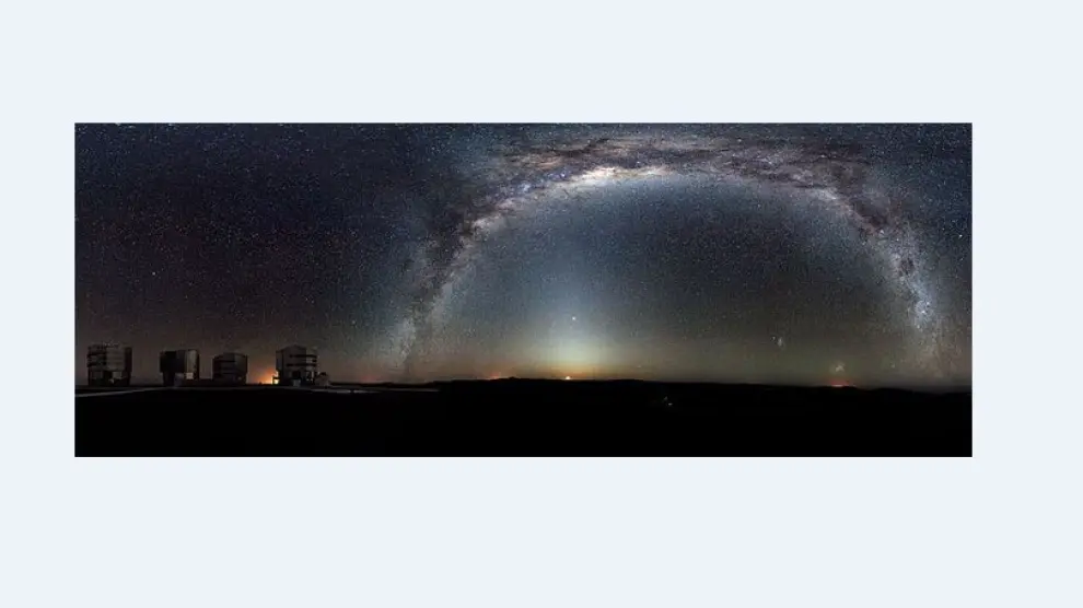 La Vía Láctea se arquea a través de esta excepcional panorámica en 360 grados del cielo nocturno sobre la plataforma de Paranal, sede del Very Large Telescope.