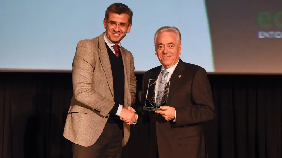 Mikel Iturbe entregó el premio a Santiago Gracia, de Bodegas Solar de Urbezo.