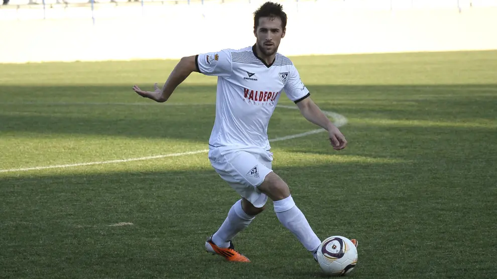 Miramón controla un balón en su etapa como jugador delAndorra en la temporada 11/12