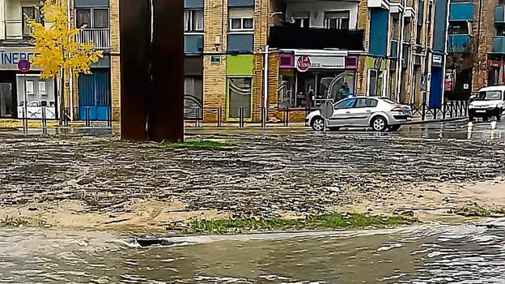 La rotonda de la avenida de Monegros se inundó