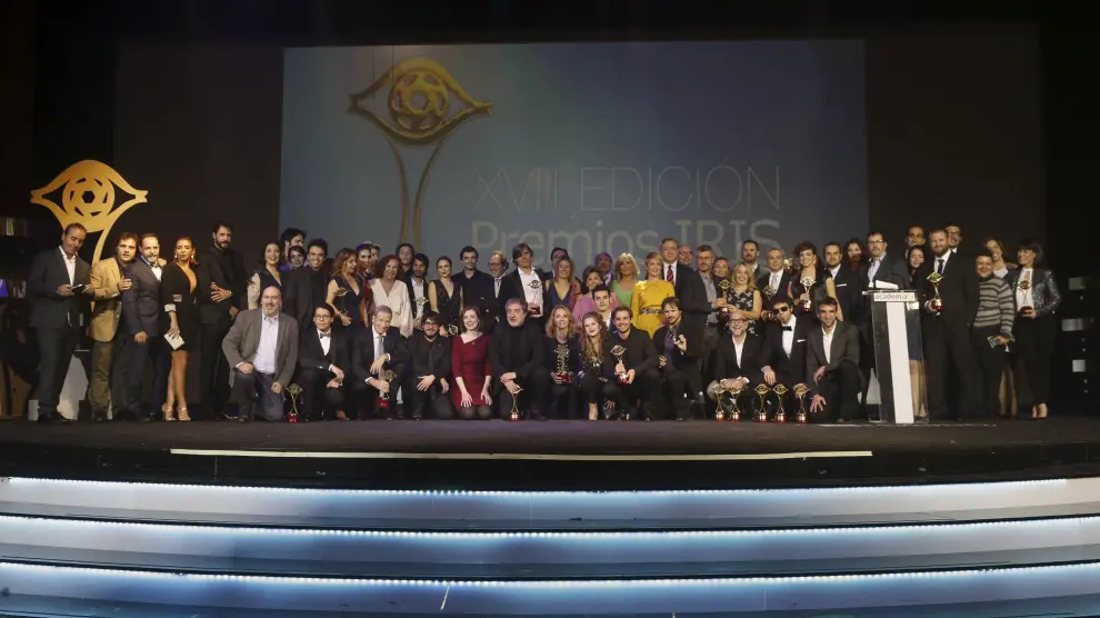 Foto de familia de todos los galaronados durante la gala de los premios Iris de la televisión