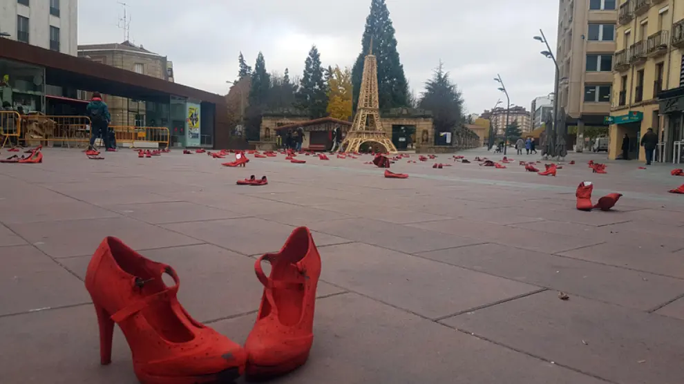 La plaza Mariano Granados se ha llenado de zapatos rojos en una iniciativa de concienciación contra la violencia de género del Ayuntamiento de Soria.